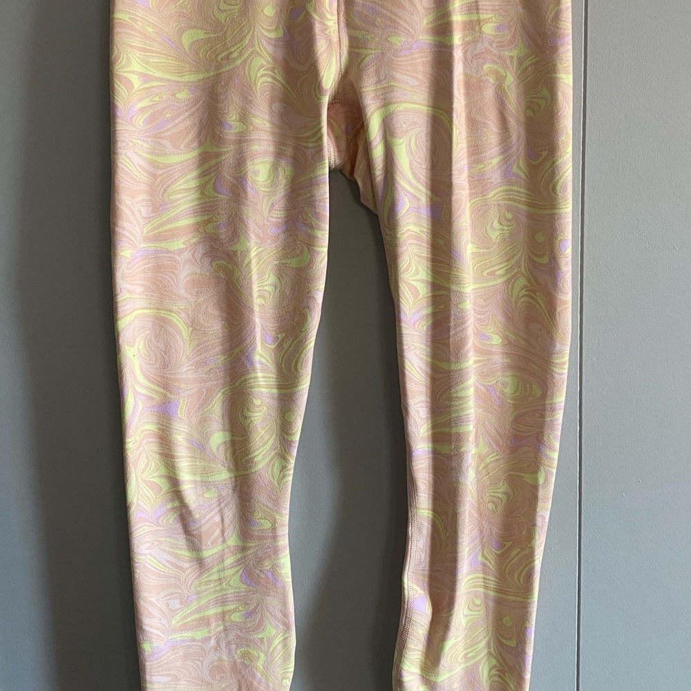 Fabletics Define High-Waisted Capri Marble - Picture 4 of 11